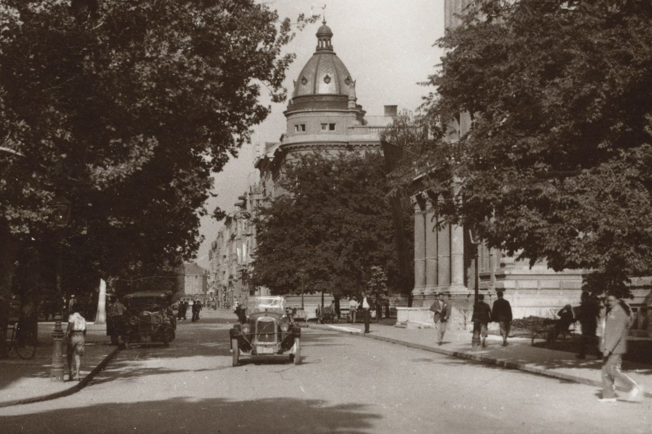 Trg Josipa Juraja Strossmaeyra oko 1930. godine